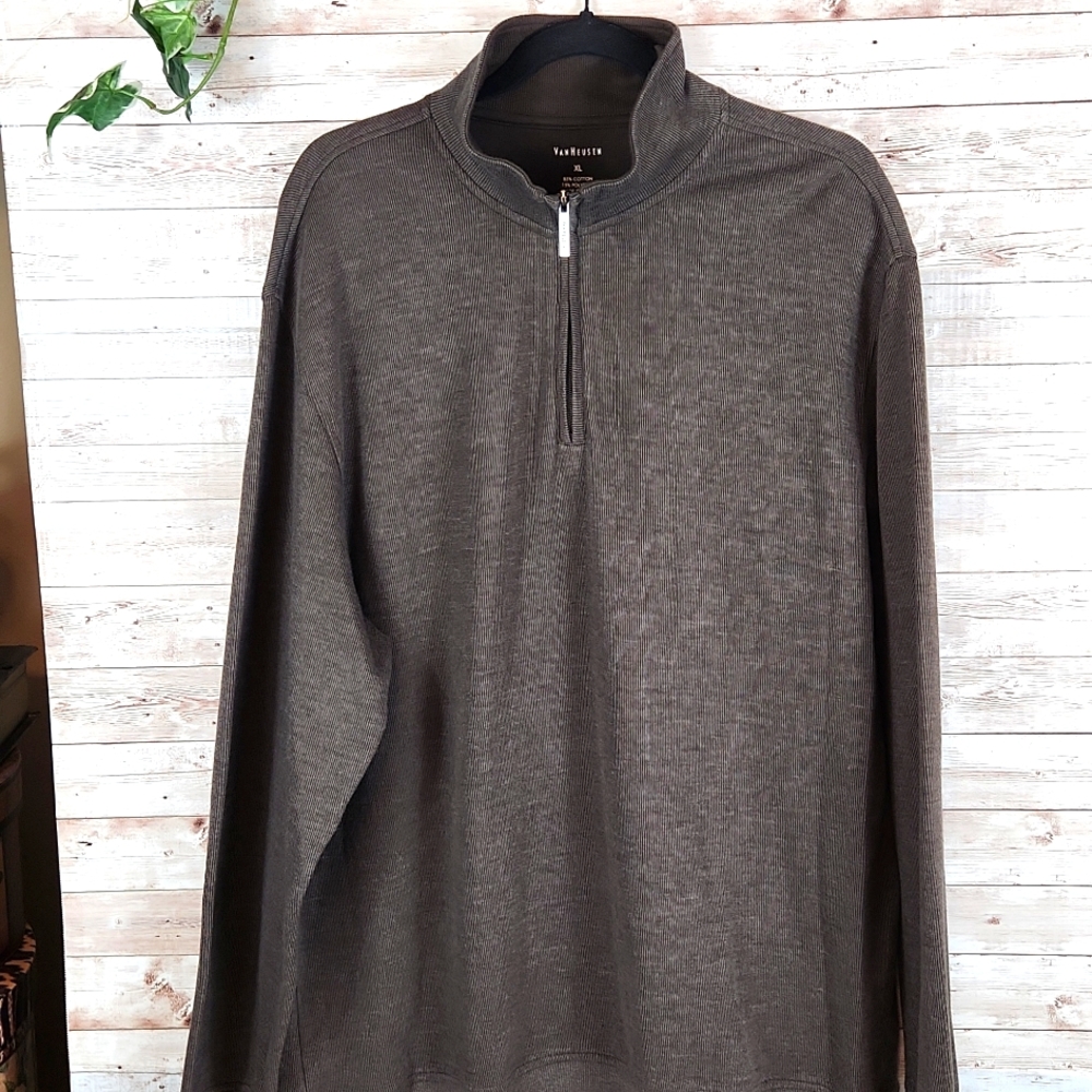 VanHeusen, Men's grayish brown pullover sweater/shirt, in great condition, Sz XL